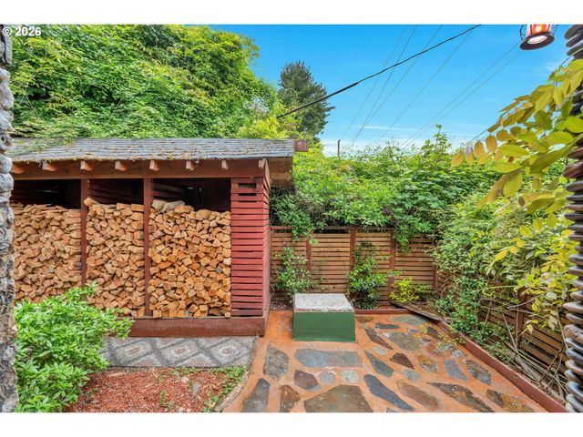6134 E BURNSIDE St, Portland, OR 97215