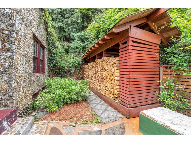 6134 E BURNSIDE St, Portland, OR 97215