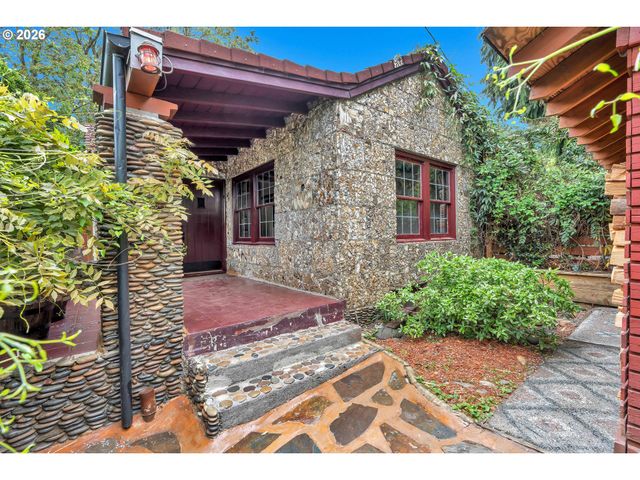 6134 E BURNSIDE St, Portland, OR 97215