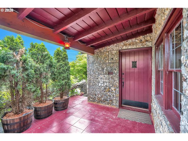 6134 E BURNSIDE St, Portland, OR 97215