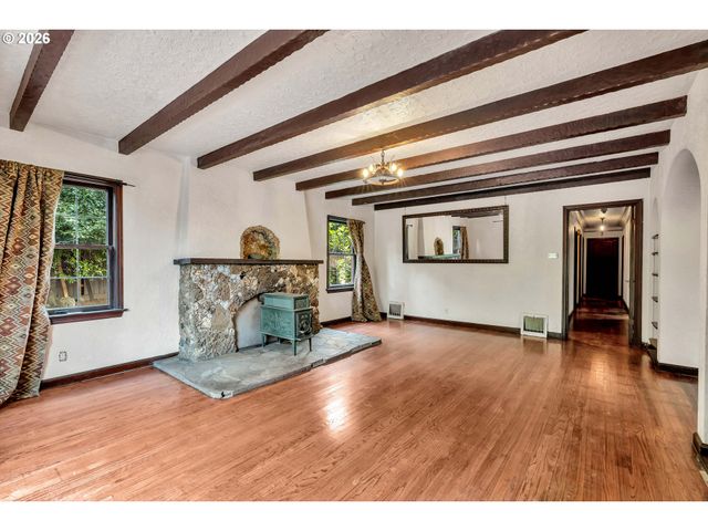 6134 E BURNSIDE St, Portland, OR 97215