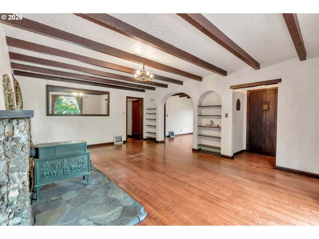 6134 E BURNSIDE St, Portland, OR 97215