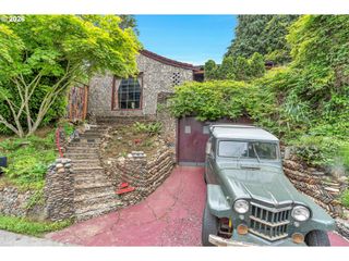 6134 E BURNSIDE St, Portland, OR 97215