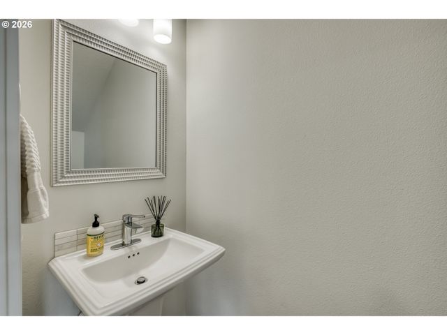 1390 N SIMPSON St, Portland, OR 97217