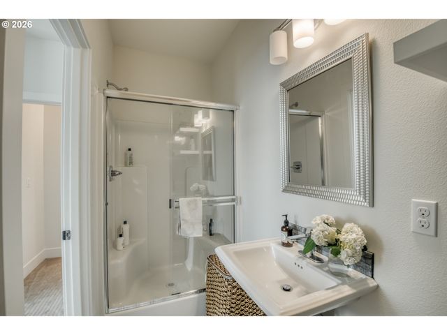 1390 N SIMPSON St, Portland, OR 97217