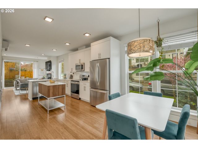 1390 N SIMPSON St, Portland, OR 97217