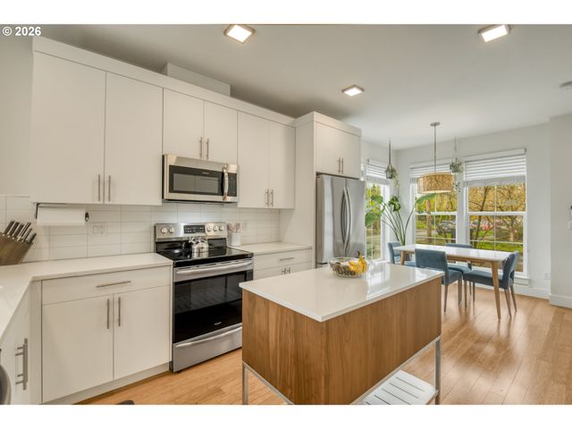 1390 N SIMPSON St, Portland, OR 97217