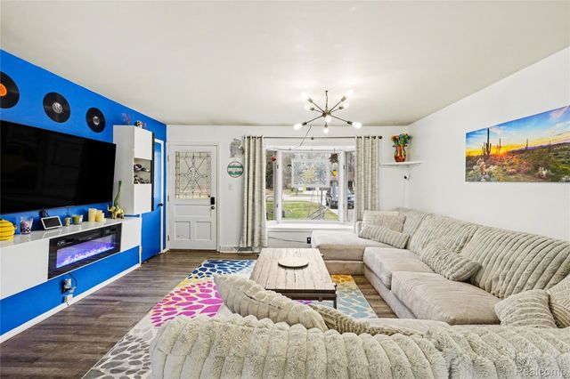 633 N Adelaide Street, Fenton, MI 48430