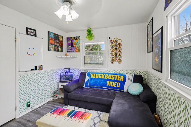 633 N Adelaide Street, Fenton, MI 48430