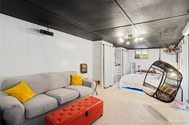 633 N Adelaide Street, Fenton, MI 48430