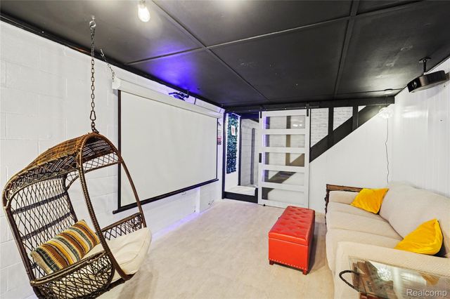 633 N Adelaide Street, Fenton, MI 48430