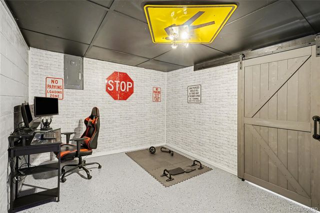 633 N Adelaide Street, Fenton, MI 48430