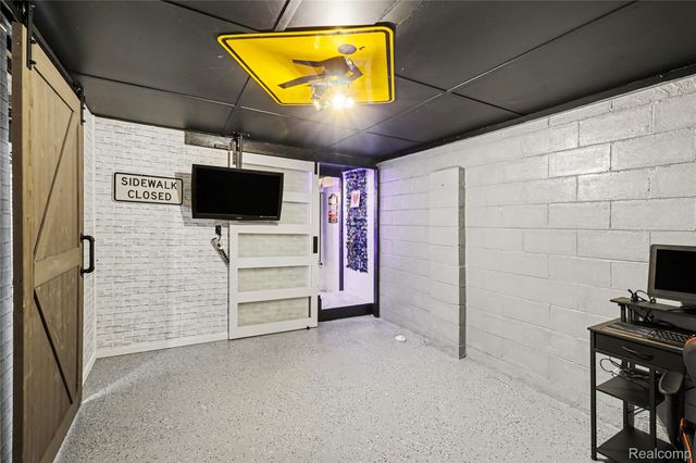 633 N Adelaide Street, Fenton, MI 48430