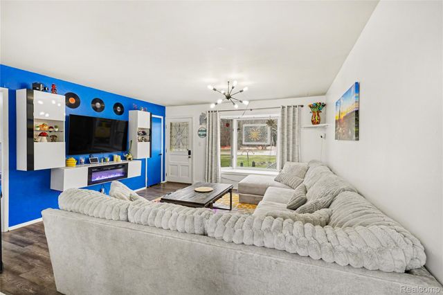 633 N Adelaide Street, Fenton, MI 48430