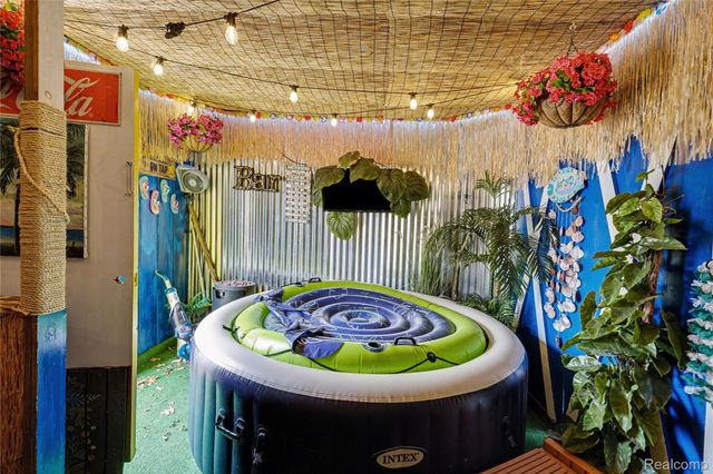 633 N Adelaide Street, Fenton, MI 48430