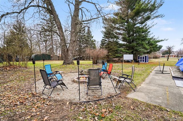 633 N Adelaide Street, Fenton, MI 48430