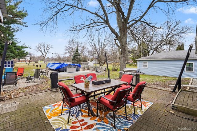 633 N Adelaide Street, Fenton, MI 48430