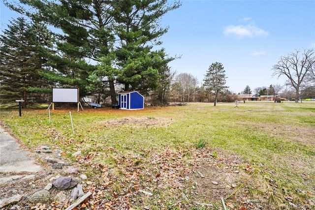 633 N Adelaide Street, Fenton, MI 48430