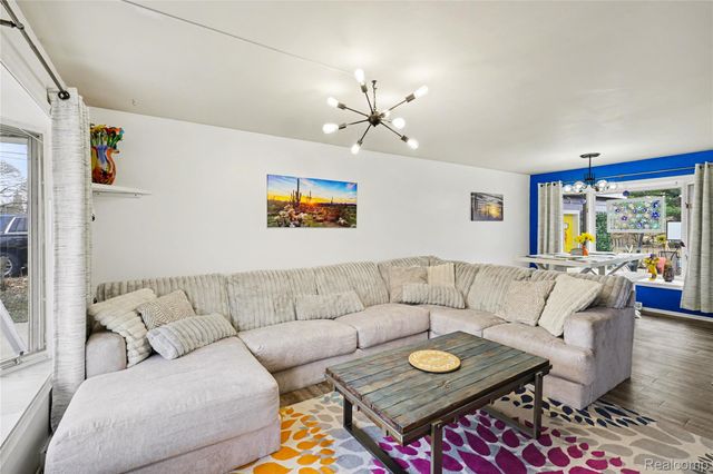 633 N Adelaide Street, Fenton, MI 48430