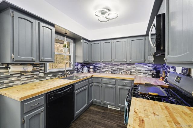 633 N Adelaide Street, Fenton, MI 48430