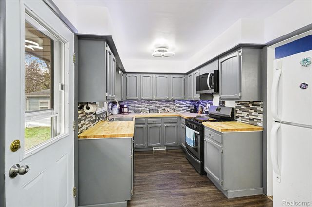 633 N Adelaide Street, Fenton, MI 48430