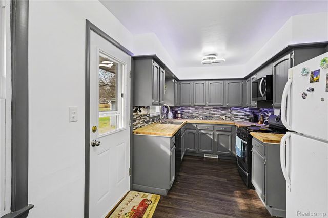 633 N Adelaide Street, Fenton, MI 48430