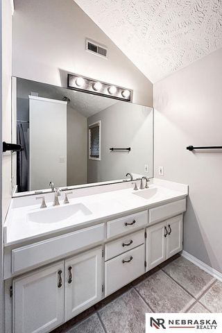 1425 S 158th Circle, Omaha, NE 68130