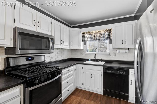 15720 Regina Avenue, Allen Park, MI 48101