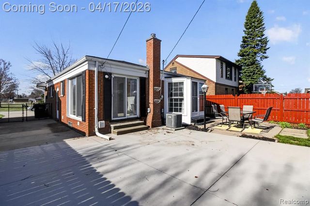 15720 Regina Avenue, Allen Park, MI 48101