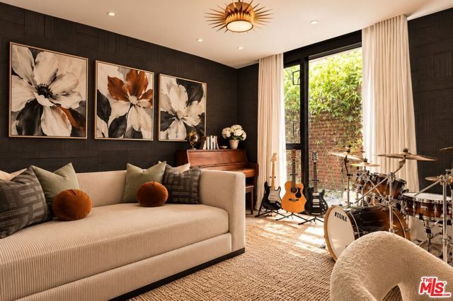 8420 W Sunset Boulevard 107, West Hollywood, CA 90069
