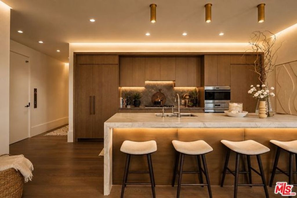 8420 W Sunset Boulevard 107, West Hollywood, CA 90069
