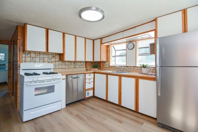 16 Lohnes Rd, Framingham, MA 01701