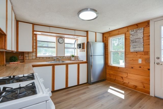 16 Lohnes Rd, Framingham, MA 01701