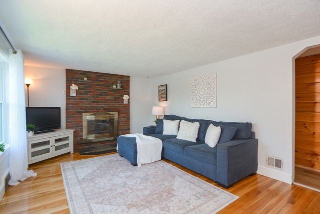 16 Lohnes Rd, Framingham, MA 01701