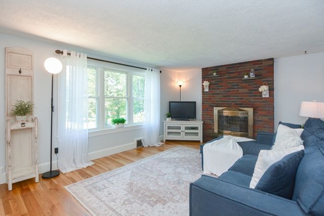 16 Lohnes Rd, Framingham, MA 01701