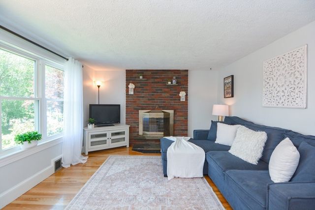 16 Lohnes Rd, Framingham, MA 01701