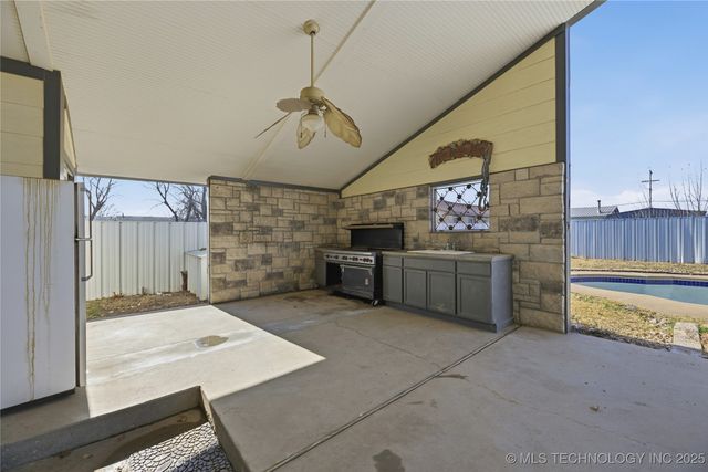 1220 S A Street, Skiatook, OK 74070