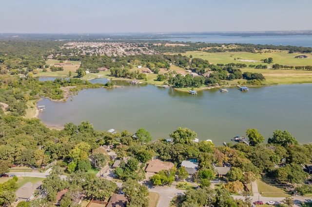 300 Shoreline Drive, Azle, TX 76020