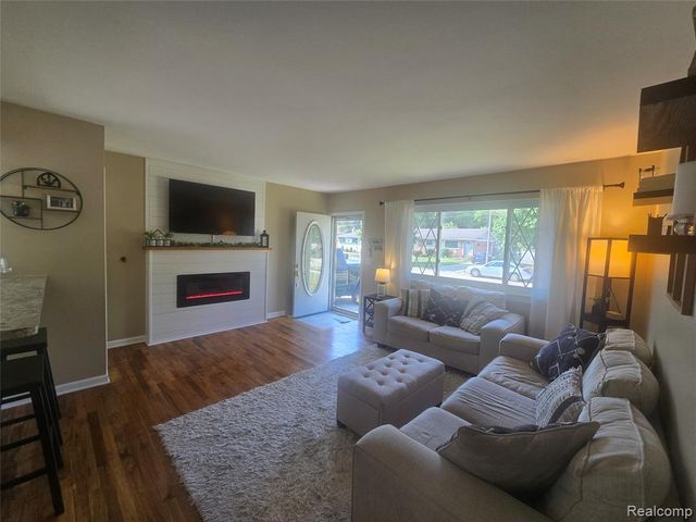 22233 Silver Creek Lane, Rockwood, MI 48173