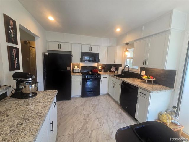 22233 Silver Creek Lane, Rockwood, MI 48173