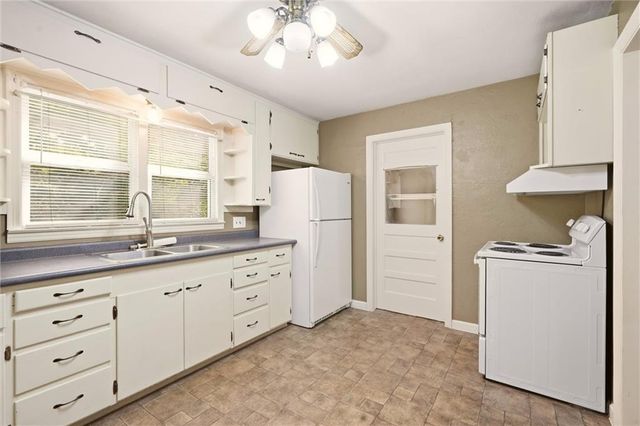 310 SW 13th Street, Blue Springs, MO 64015