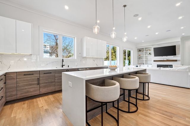 593 Saw Mill Brook Pkwy, Newton, MA 02459