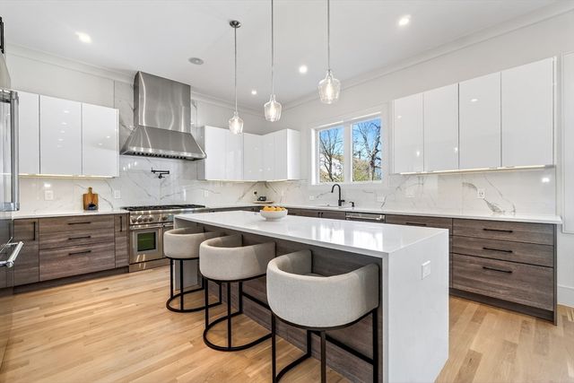 593 Saw Mill Brook Pkwy, Newton, MA 02459