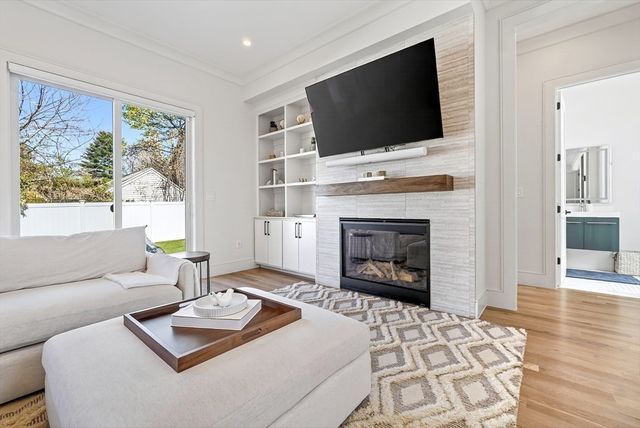 593 Saw Mill Brook Pkwy, Newton, MA 02459