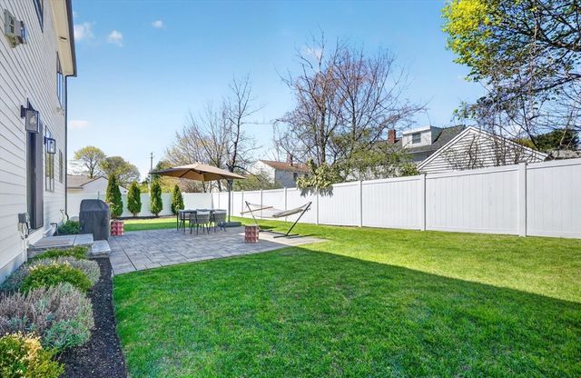 593 Saw Mill Brook Pkwy, Newton, MA 02459