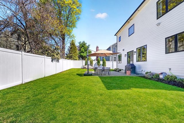 593 Saw Mill Brook Pkwy, Newton, MA 02459