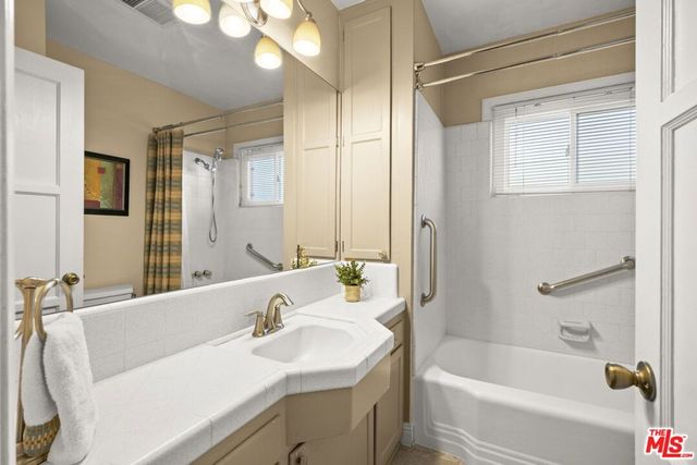 7507 Oak Park Avenue, Lake Balboa, CA 91406