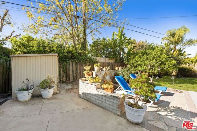 7507 Oak Park Avenue, Lake Balboa, CA 91406