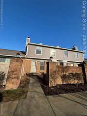 38890 Country Circle, Farmington Hills, MI 48331