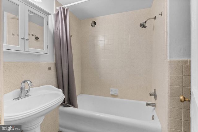 1324 Locust St Apt 428, Philadelphia, PA 19107